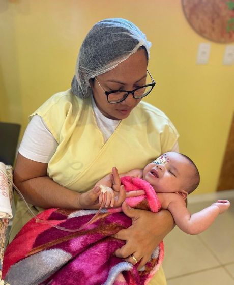 Sofia e a mãe antes de entrar no Centro Cirúrgico do Caviver