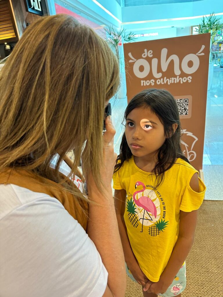 Dra. Islane realizando teste do olhinho