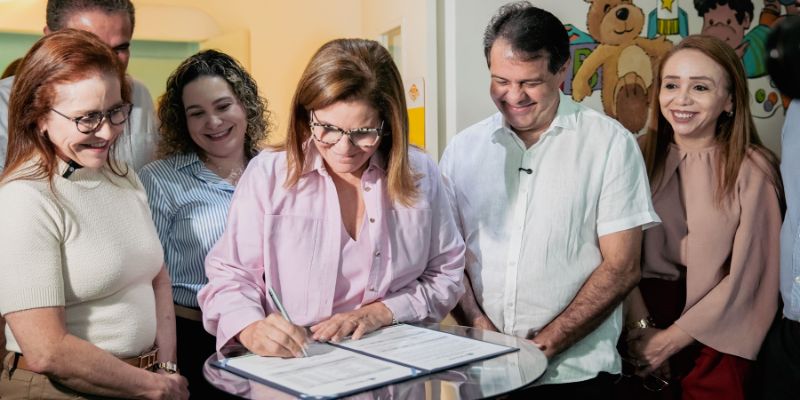 Dra. Islane Verçosa assinando parceria com a prefeitura de fortaleza para ampliar serviços de saúde visual do sus