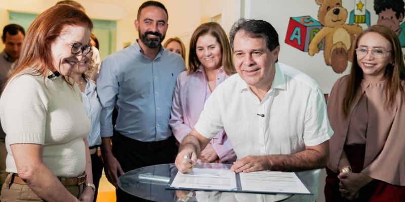 Prefeito Evandro Leitão assinando parceria com a prefeitura de fortaleza para ampliar serviços de saúde visual do sus